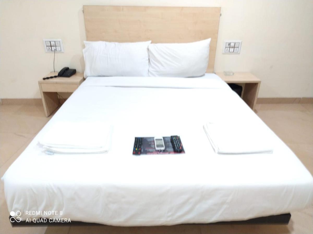 U Life Hotel Bombay Eksteriør billede